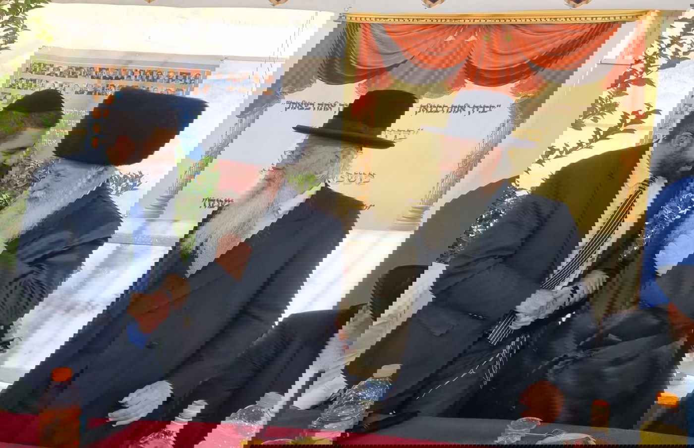 רבנים, שרים ואישי ציבור בסוכת השר מיכאל מלכיאלי | תיעוד