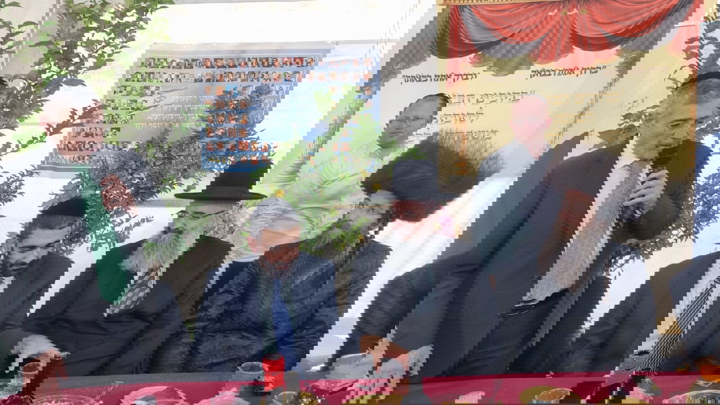 רבנים, שרים ואישי ציבור בסוכת השר מיכאל מלכיאלי | תיעוד