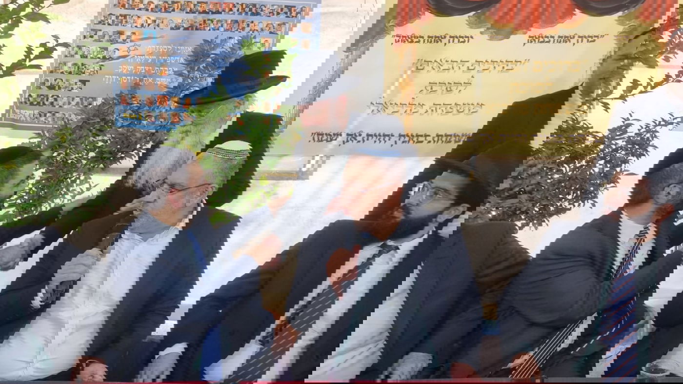 רבנים, שרים ואישי ציבור בסוכת השר מיכאל מלכיאלי | תיעוד