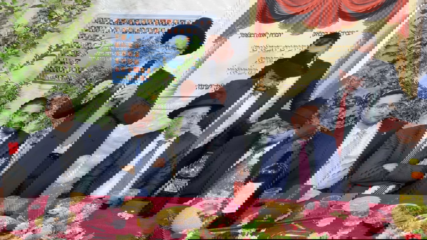 רבנים, שרים ואישי ציבור בסוכת השר מיכאל מלכיאלי | תיעוד