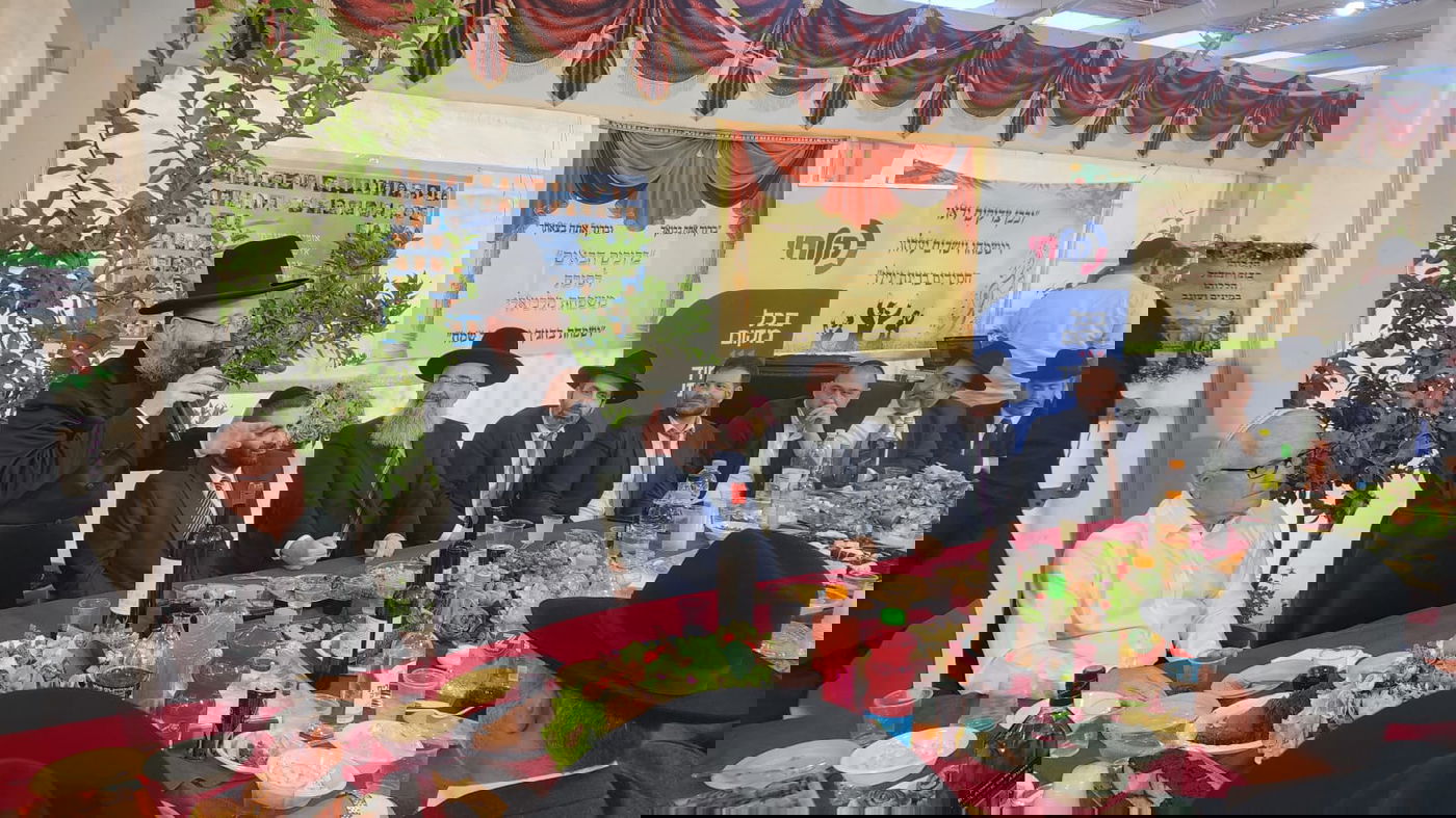 רבנים, שרים ואישי ציבור בסוכת השר מיכאל מלכיאלי | תיעוד