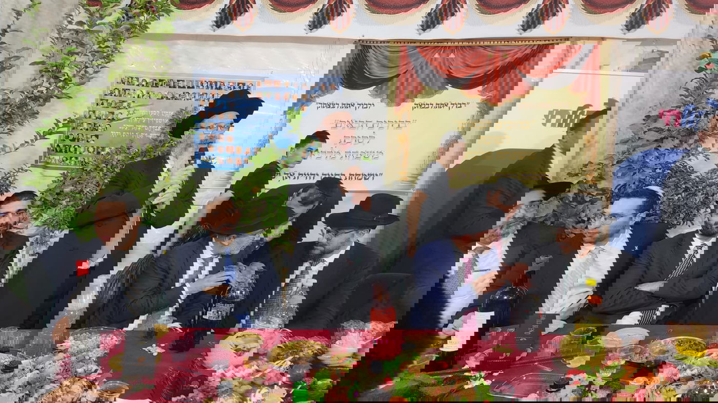 רבנים, שרים ואישי ציבור בסוכת השר מיכאל מלכיאלי | תיעוד