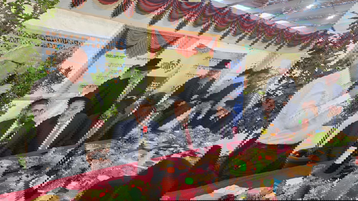 רבנים, שרים ואישי ציבור בסוכת השר מיכאל מלכיאלי | תיעוד