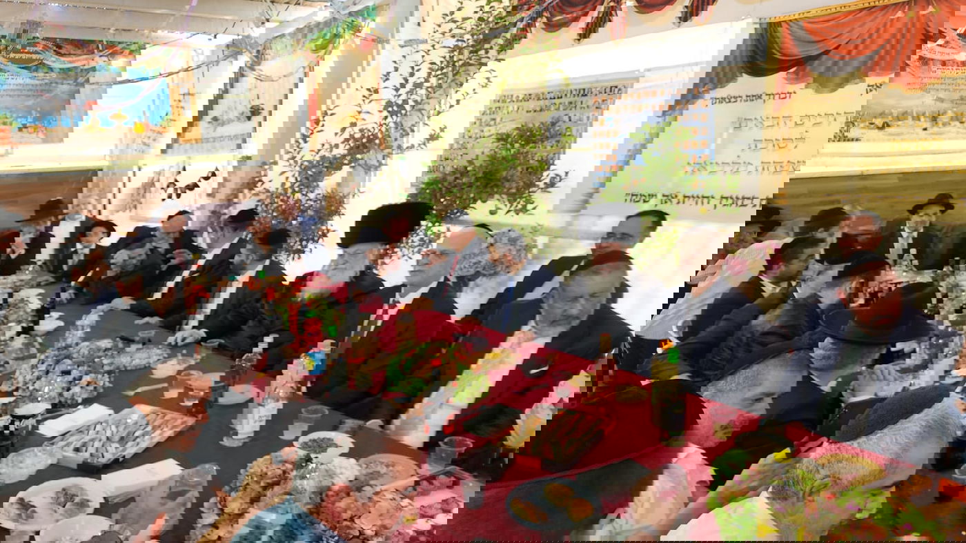 רבנים, שרים ואישי ציבור בסוכת השר מיכאל מלכיאלי | תיעוד