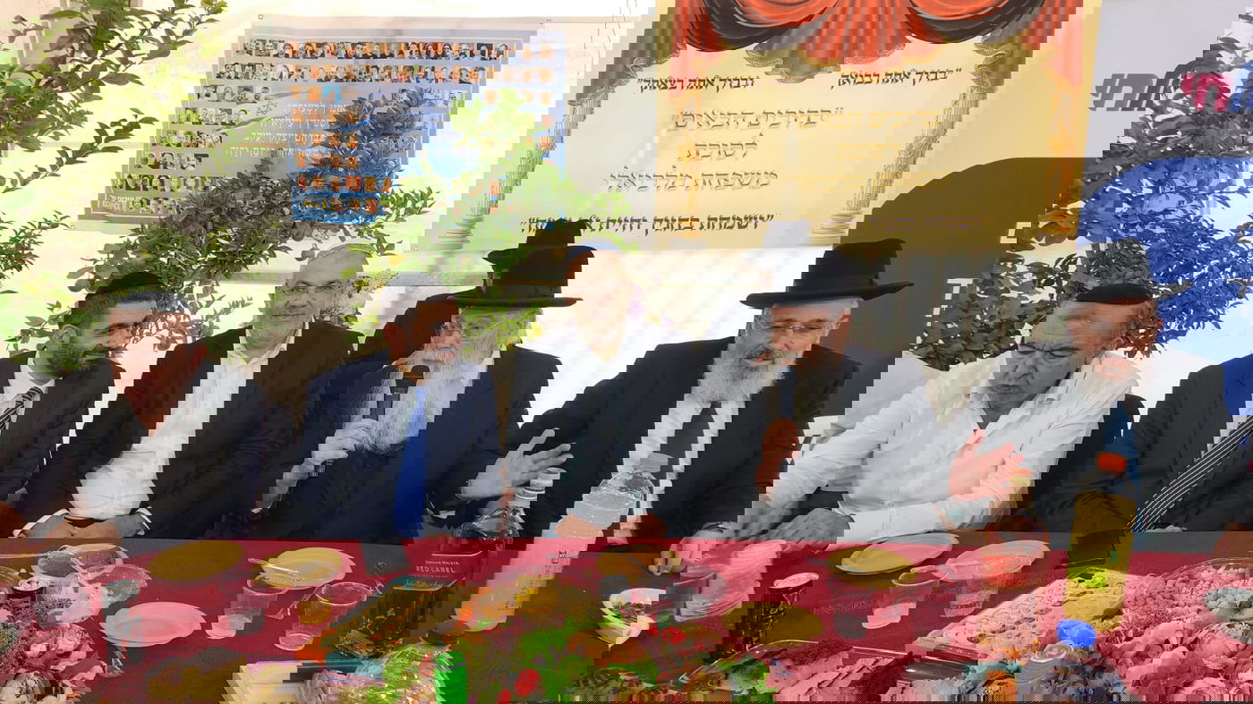 רבנים, שרים ואישי ציבור בסוכת השר מיכאל מלכיאלי | תיעוד