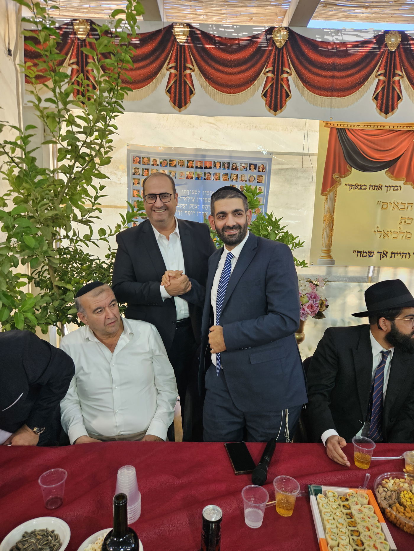 רבנים, שרים ואישי ציבור בסוכת השר מיכאל מלכיאלי | תיעוד