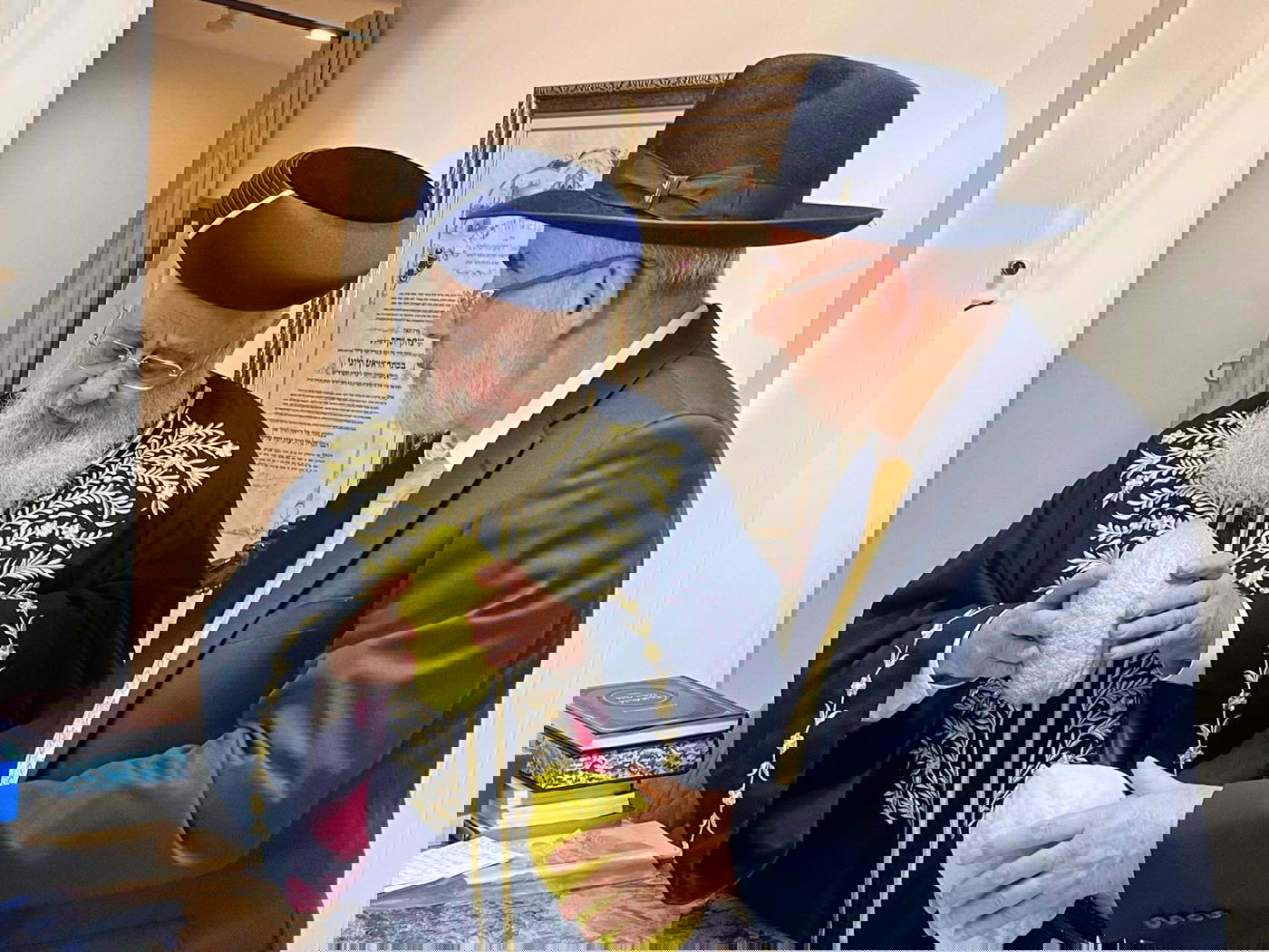 הרב שלמה זביחי מעניק אתרוגים מהודרים לרבנים הראשיים בישראל 