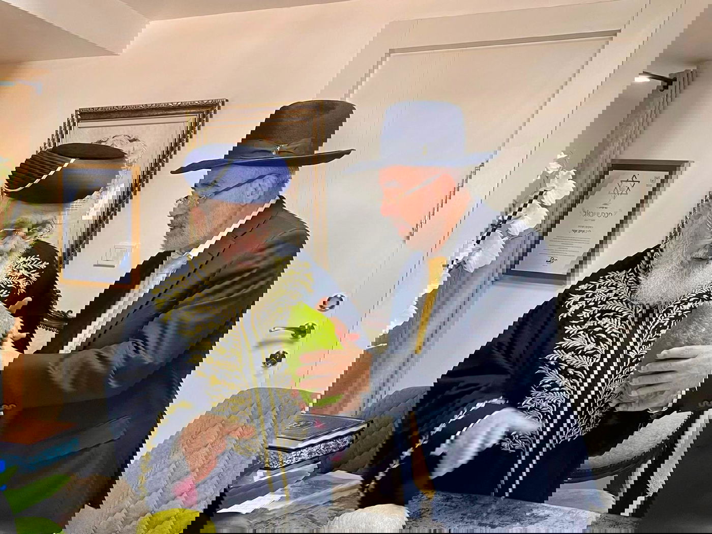 הרב שלמה זביחי מעניק אתרוגים מהודרים לרבנים הראשיים בישראל 