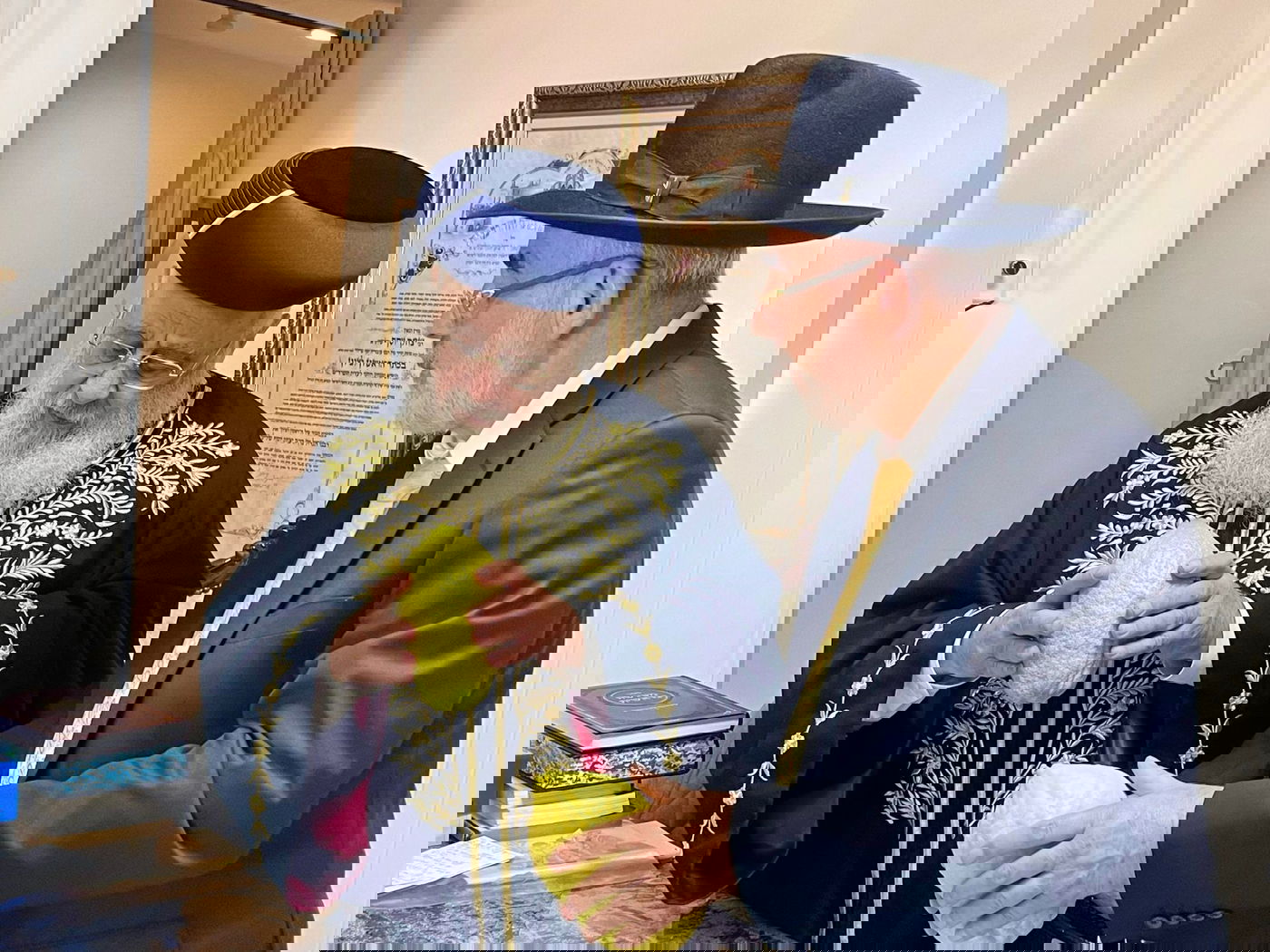 הרב שלמה זביחי מעניק אתרוגים מהודרים לרבנים הראשיים בישראל 