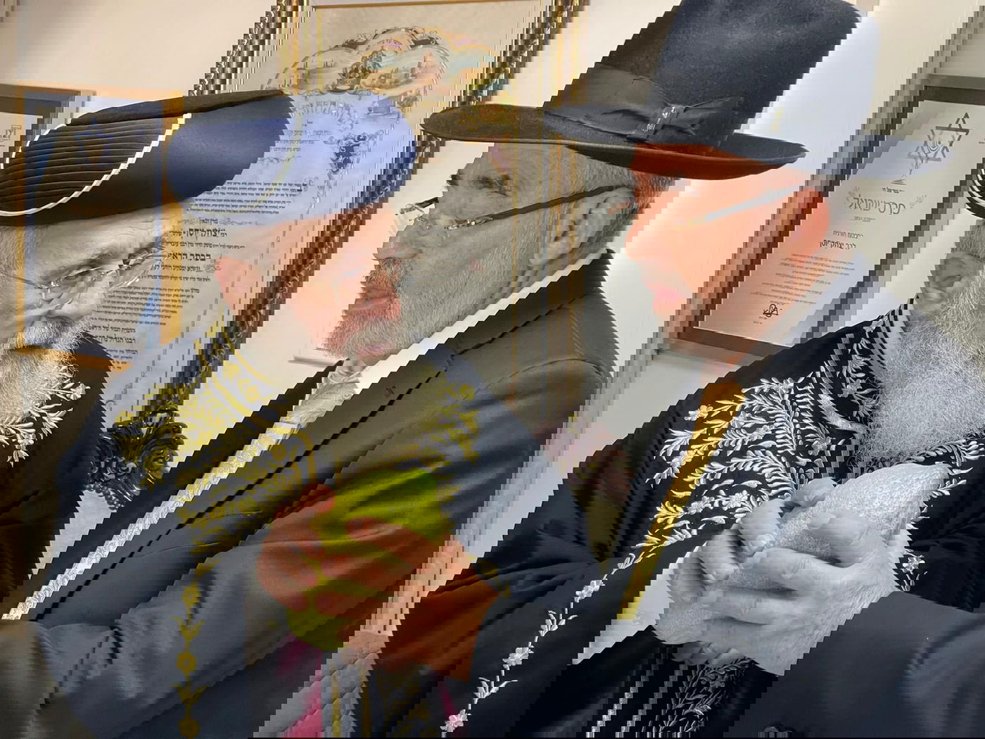 הרב שלמה זביחי מעניק אתרוגים מהודרים לרבנים הראשיים בישראל 