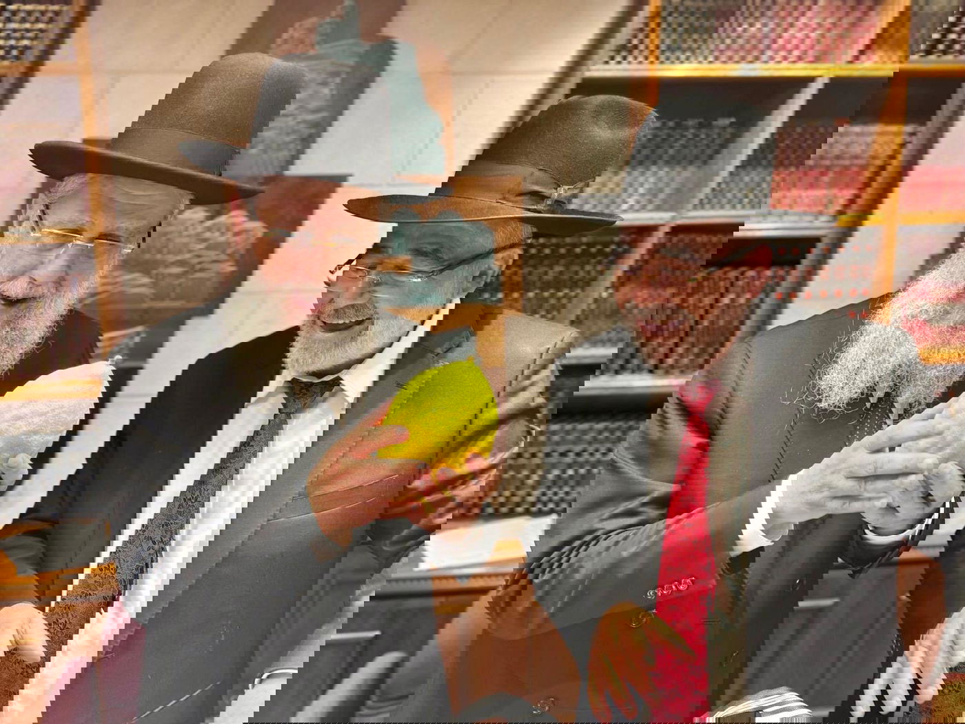 הרב שלמה זביחי מעניק אתרוגים מהודרים לרבנים הראשיים בישראל 