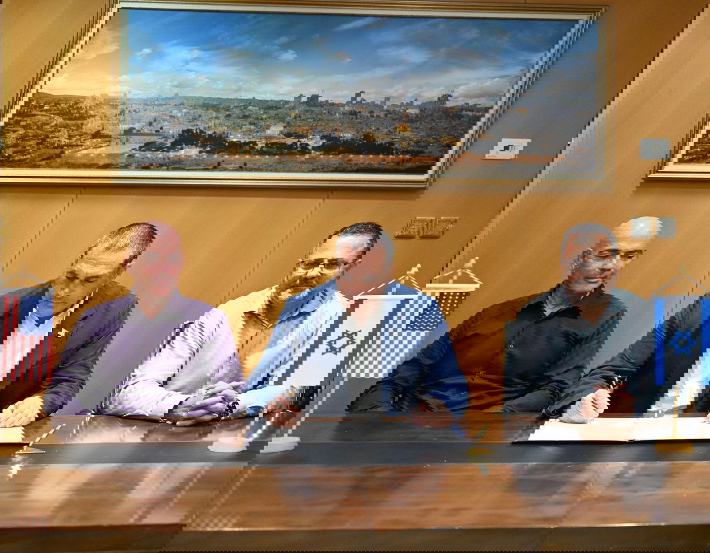 לצד מנכ"ל משרד הביטחון: ראש מפא"ת, תא"ל (מיל') ד"ר דני גולד והסגן הבכיר לראש האגף הביטחוני מדיני, אילן מזושן