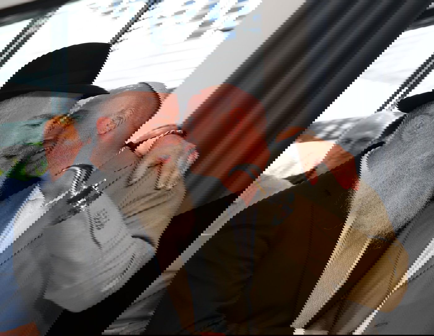 זיו שילון כמעט איבד את ידו; אמש הוא כתב לרבי: "היום אני כותב לך ביד הזאת"