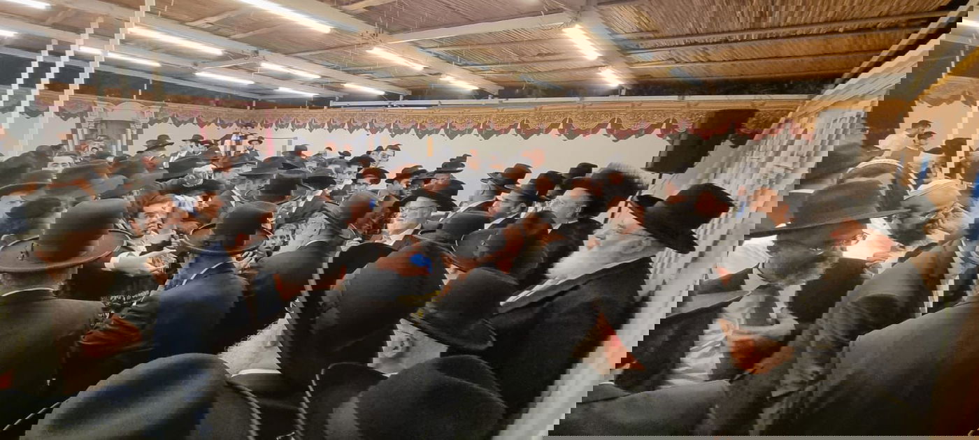 הדיינים ורבני הערים עלו לסוכת הראשון לציון הגר"ד יוסף | צפו