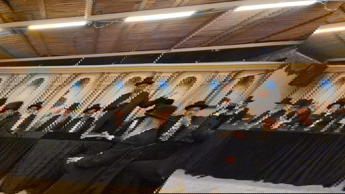 הדיינים ורבני הערים עלו לסוכת הראשון לציון הגר"ד יוסף | צפו