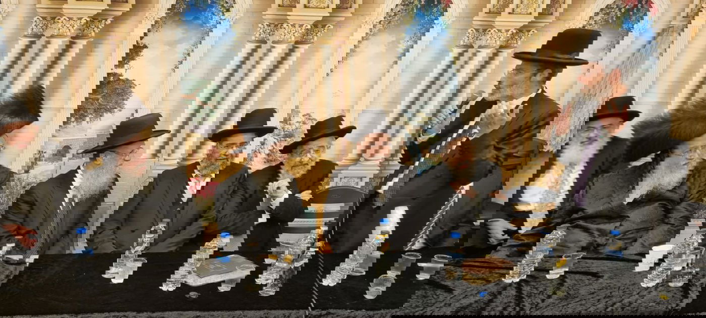 הדיינים ורבני הערים עלו לסוכת הראשון לציון הגר"ד יוסף | צפו