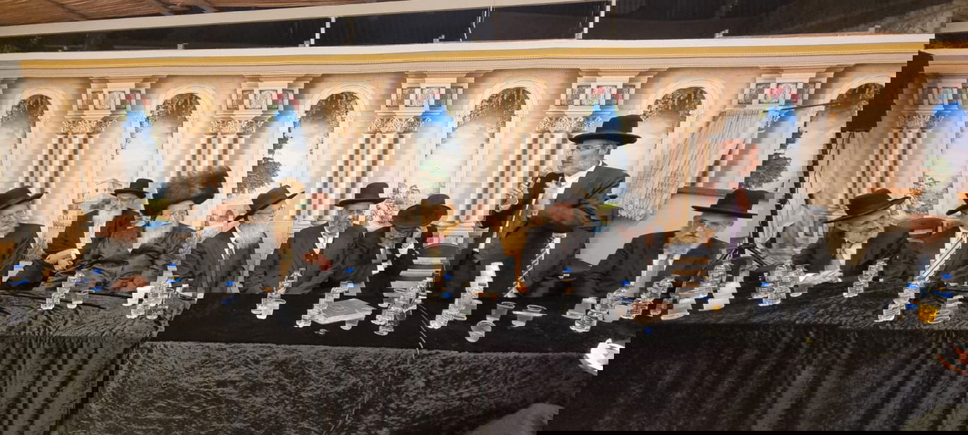 הדיינים ורבני הערים עלו לסוכת הראשון לציון הגר"ד יוסף | צפו