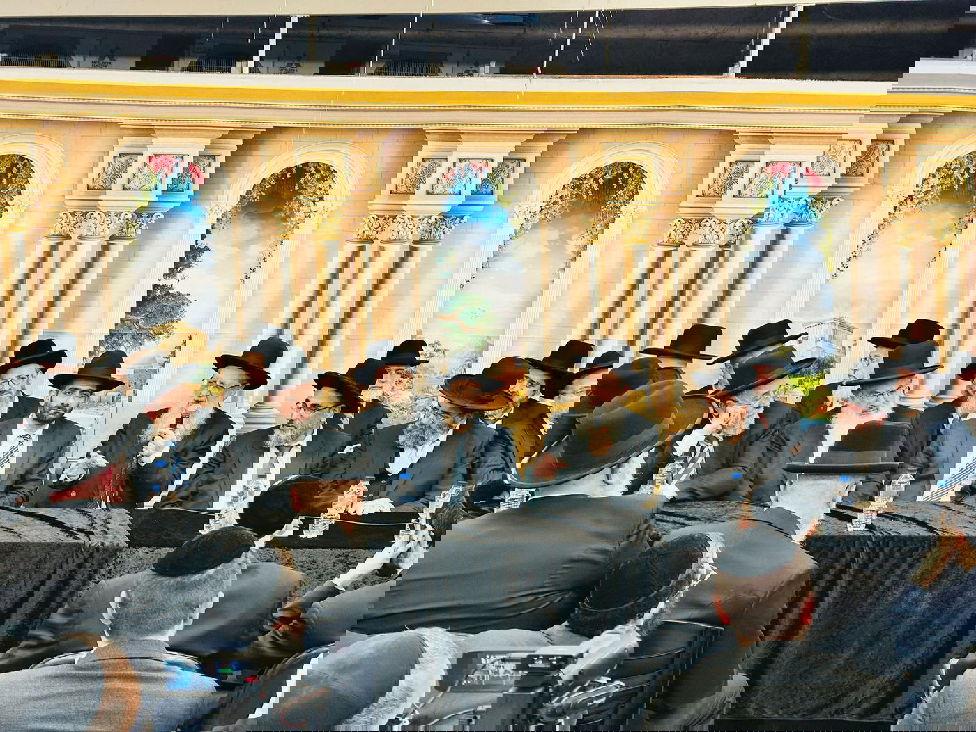 הדיינים ורבני הערים עלו לסוכת הראשון לציון הגר"ד יוסף | צפו