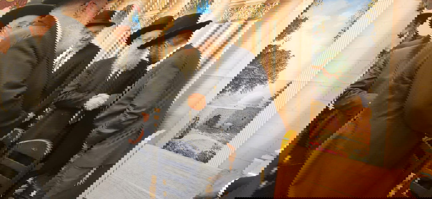 הדיינים ורבני הערים עלו לסוכת הראשון לציון הגר"ד יוסף | צפו