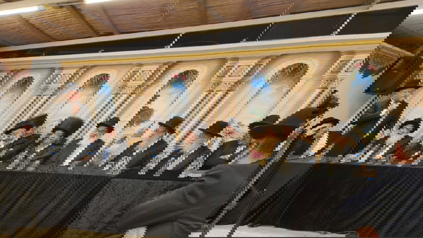 הדיינים ורבני הערים עלו לסוכת הראשון לציון הגר"ד יוסף | צפו