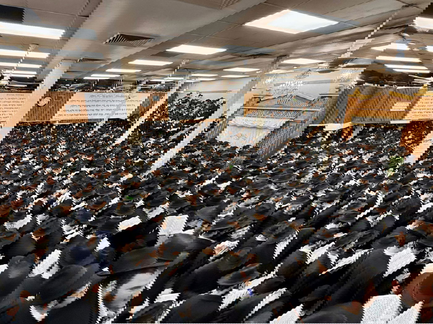 אלפים באמירת תהילים במרכז חב"ד בליל הושענא רבה 
