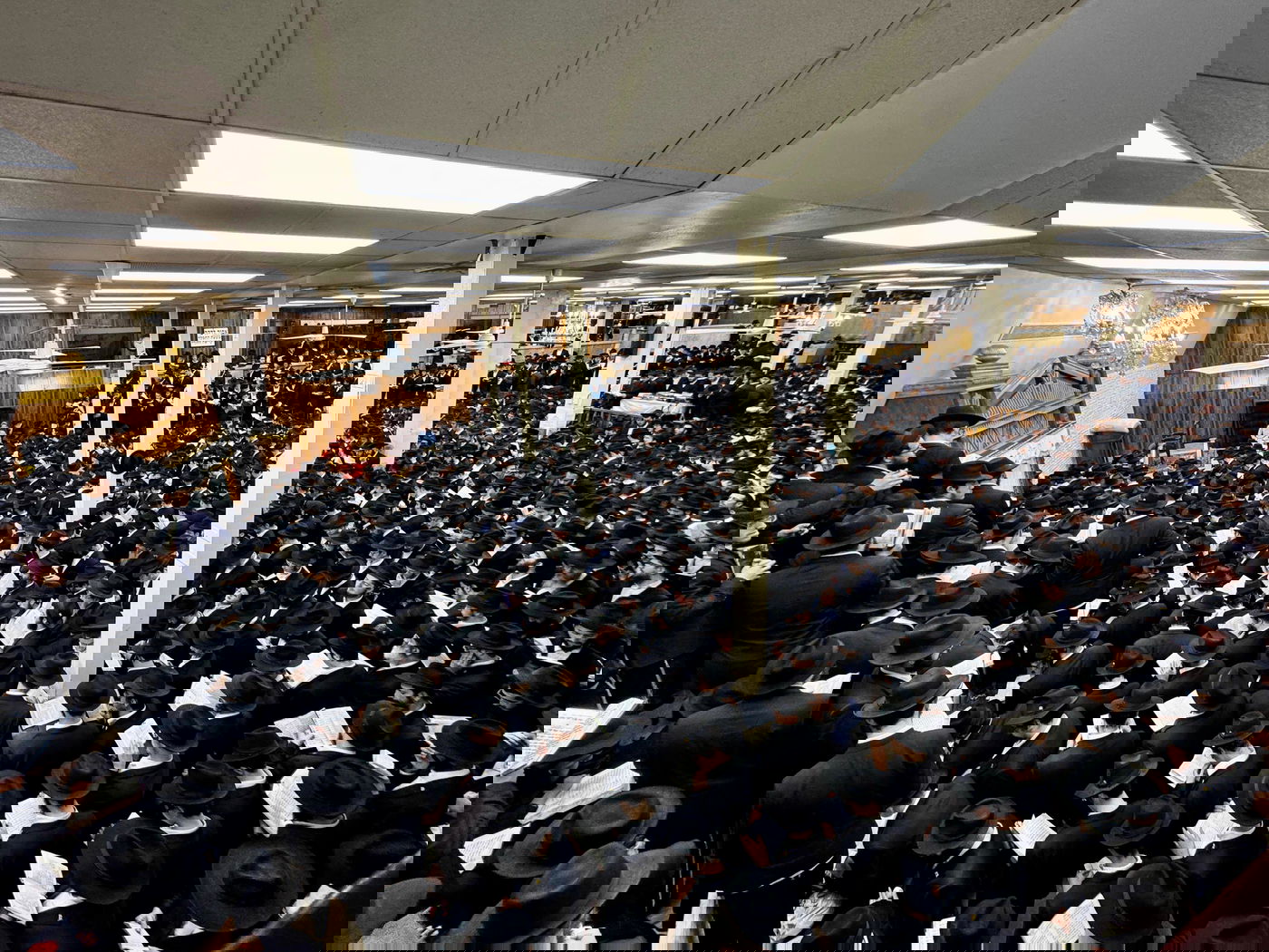 אלפים באמירת תהילים במרכז חב"ד בליל הושענא רבה 