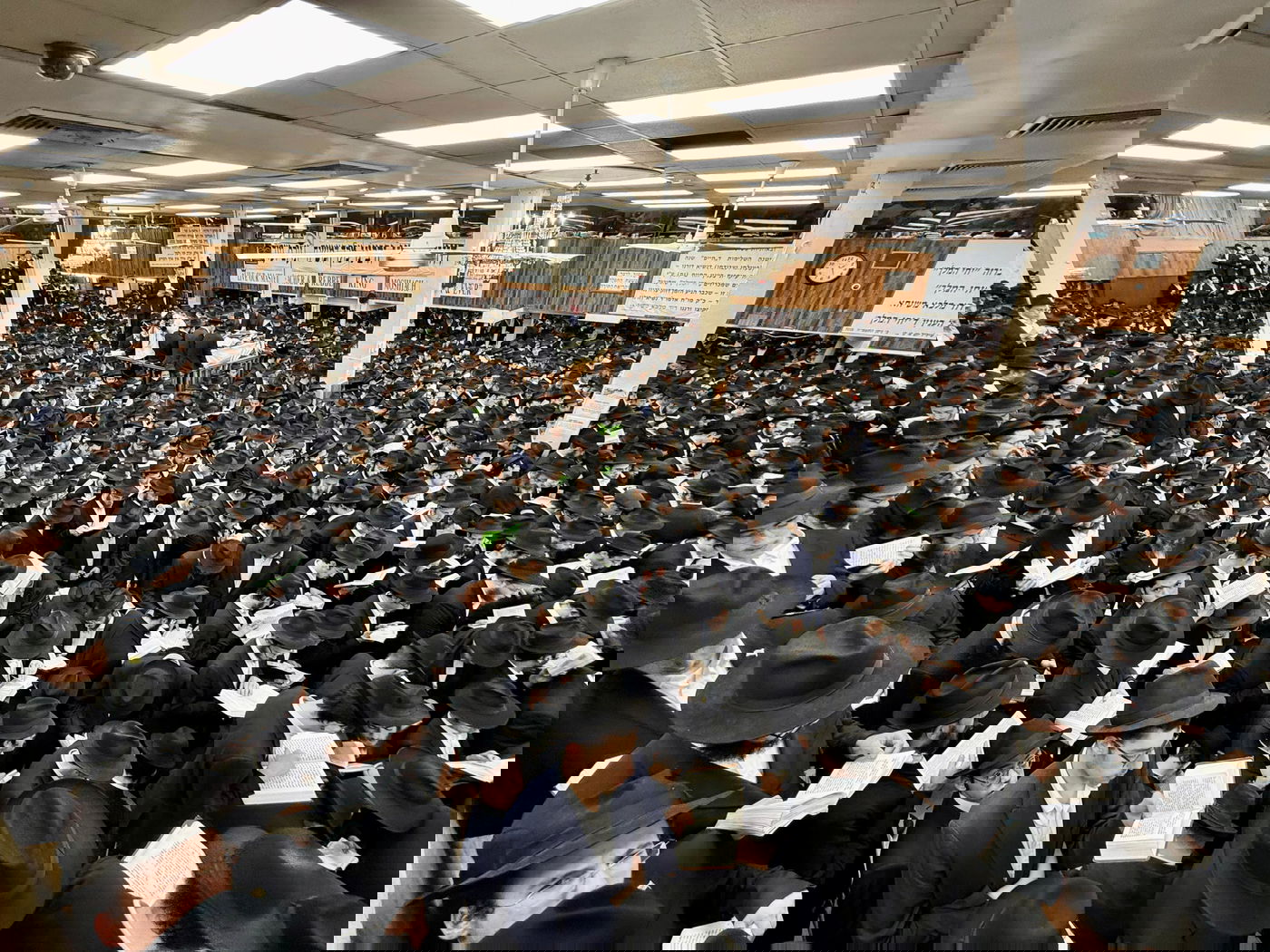 אלפים באמירת תהילים במרכז חב"ד בליל הושענא רבה 