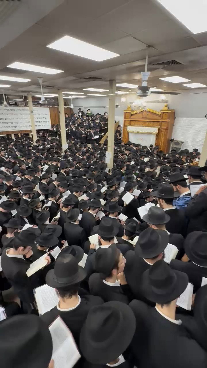 אלפים באמירת תהילים במרכז חב"ד בליל הושענא רבה 