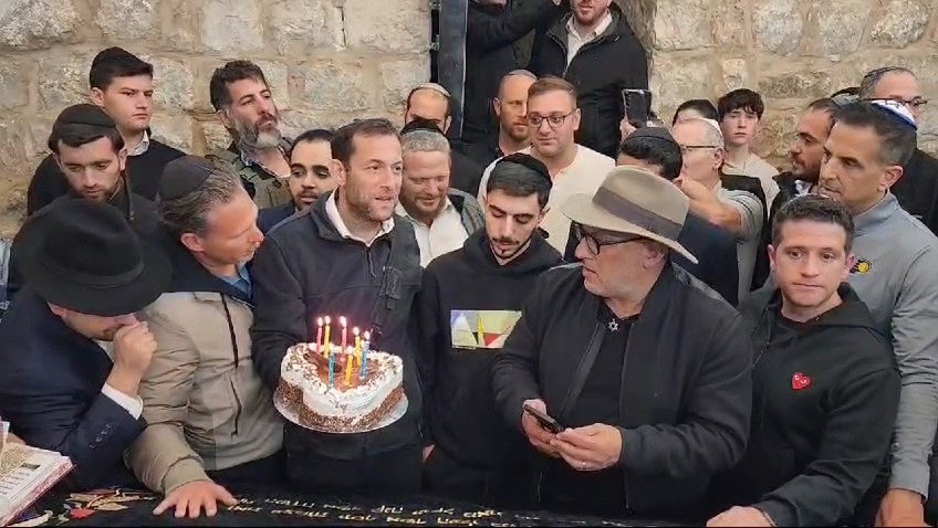 יעקב ועקנין ען יוסי דגן בקבר יוסף הצדיק בשכם, הלילה