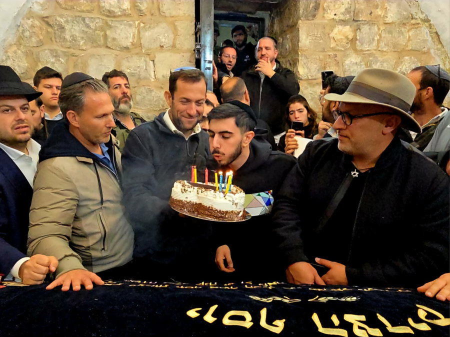 יעקב ועקנין יוסי דגן עם עות יום ההולדת בקבר יוסף הצדיק בשכם