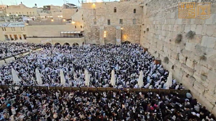 תפילת שחרית הבוקר בכותל המערבי