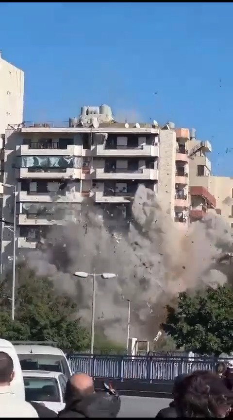 תיעוד מקריסת המבנה שהושמד אתמול בלבנון