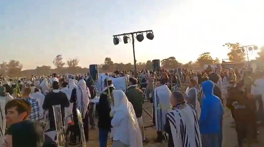 שירה ותפילה במתחם הטבח ליד קיבוץ רעים 