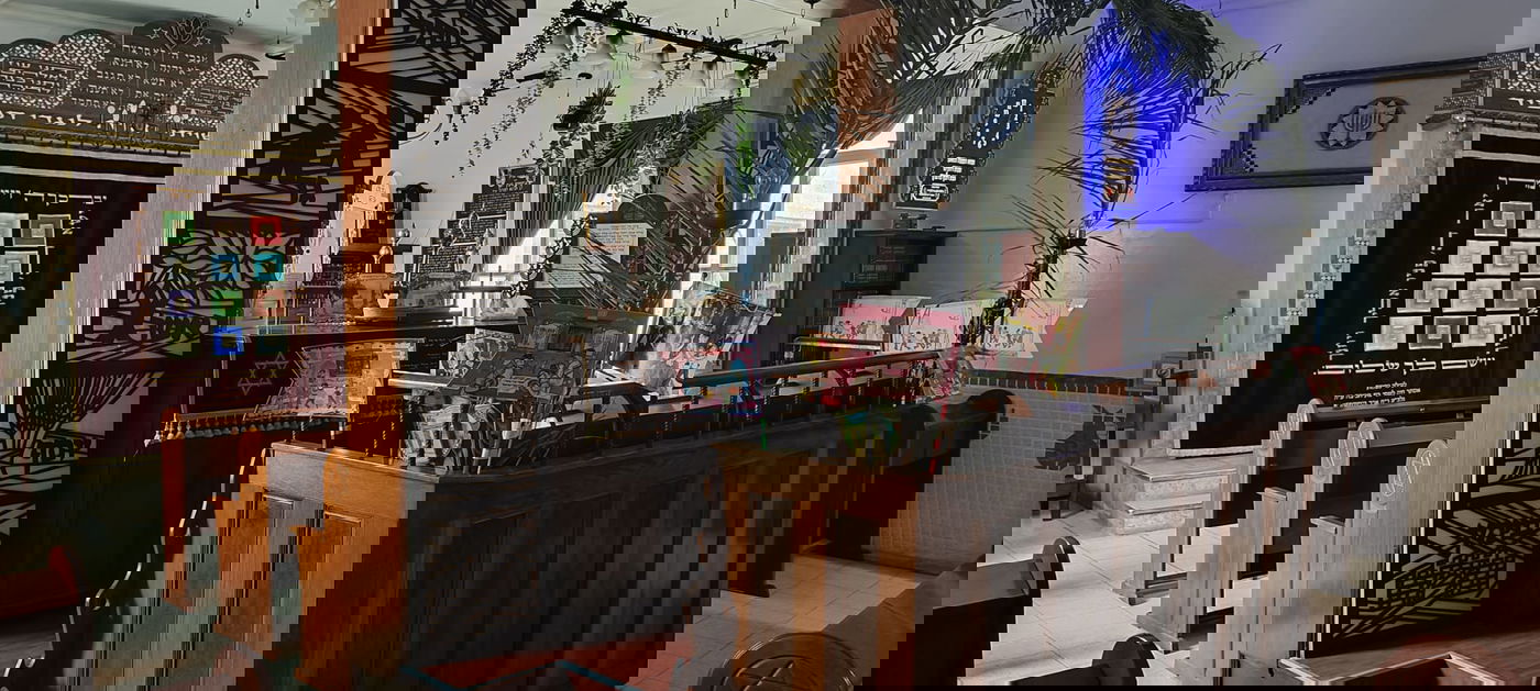 בית כנסת ביפו מוכן לשמחת תורה