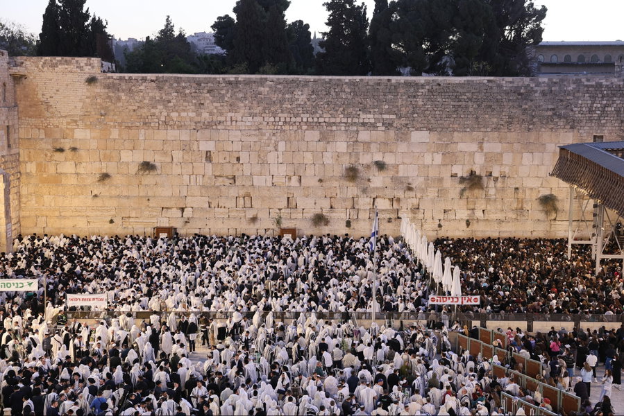 ביום שקמו מהשבעה על בנם: משפחתו של עברי דיקשטיין הי"ד הגיעה לכותל