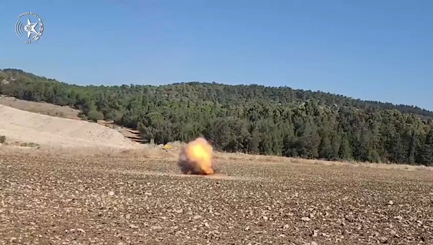 חבלן משטרתי מנטרל את הכטב"מ שאותר בשטח פתוח ליד יוקנעם