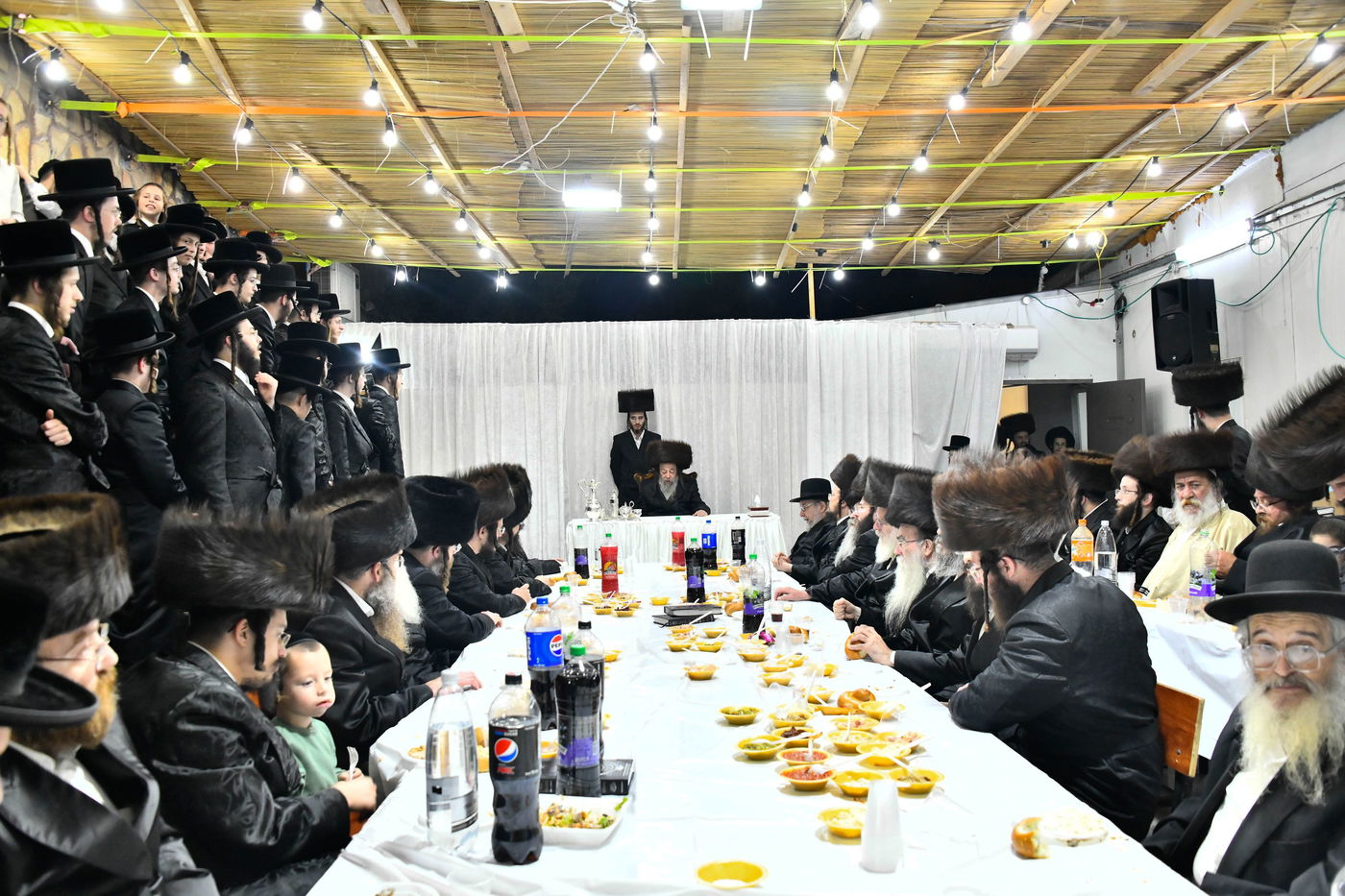 האדמו"ר מזוויעהיל בעריכת שולחנו לרגל חג הסוכות 