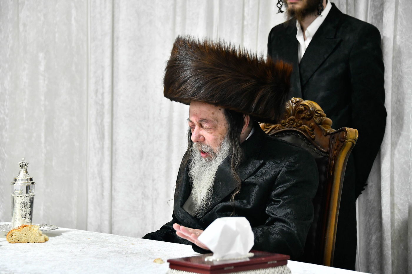 האדמו"ר מזוויעהיל בעריכת שולחנו לרגל חג הסוכות 