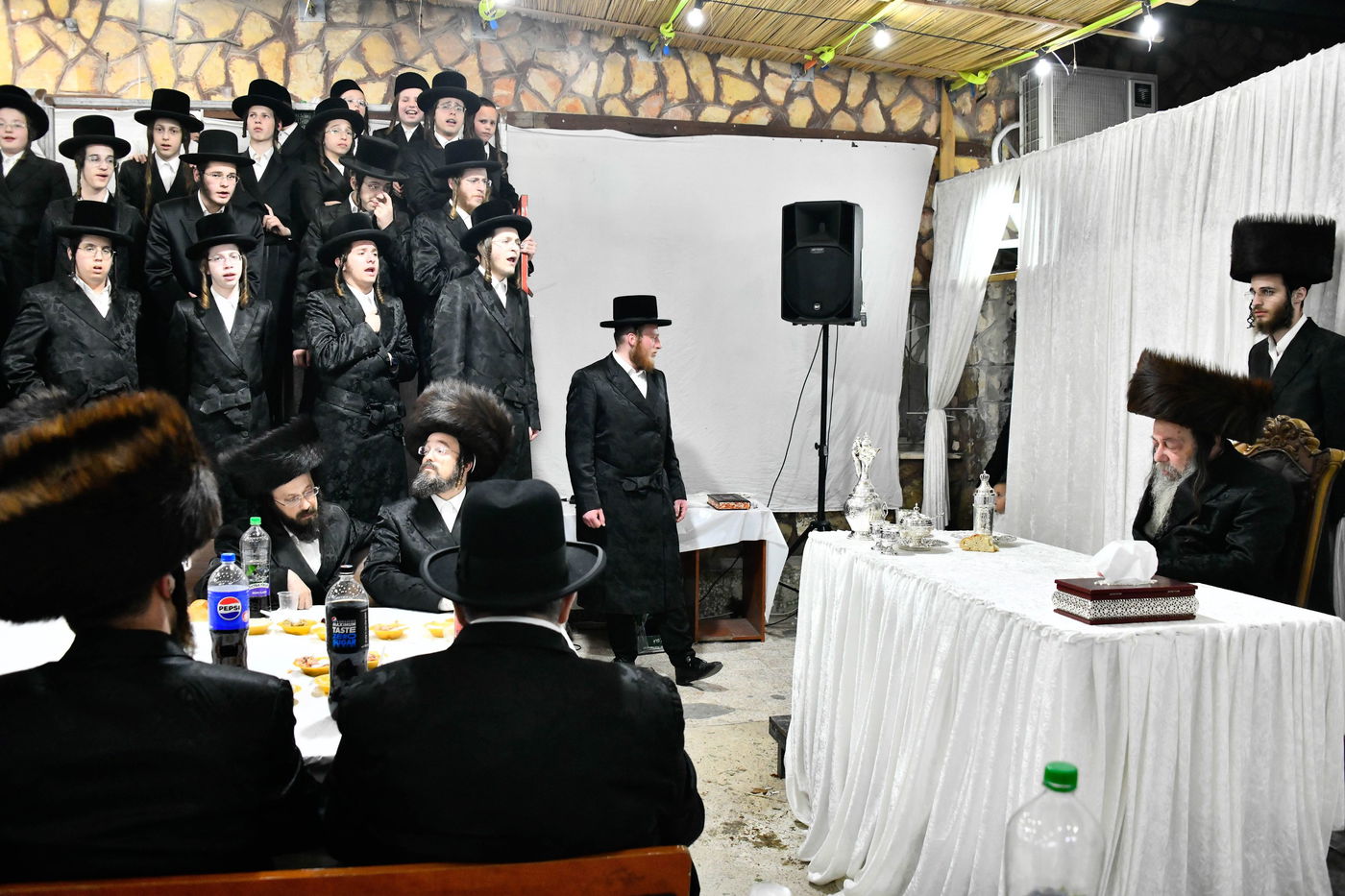 האדמו"ר מזוויעהיל בעריכת שולחנו לרגל חג הסוכות 