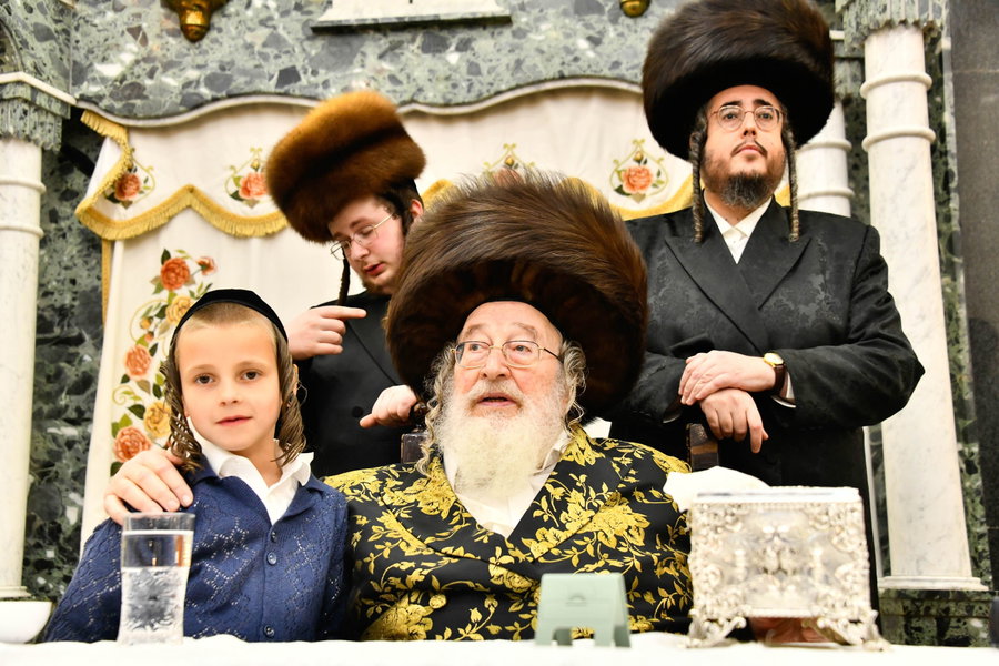 האדמו"ר מספינקא בעריכת השולחן לרגל חול המועד