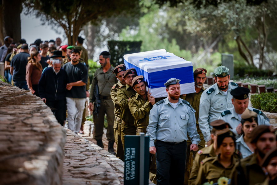 משפחה וחבריו של לוחם המילואים רס"ב (במיל') מרדכי חיים אמויאל ז"ל, בן 42 בנופלו בקרב בדרום לבנון, משתתפים בהלווייתו בבית העלמין הצבאי הר הרצל