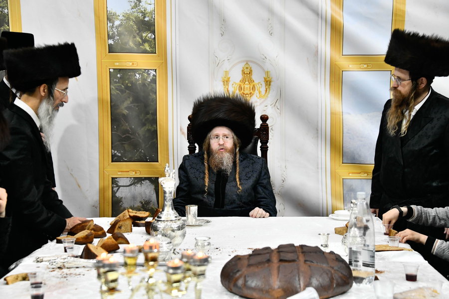 האדמו"ר משומרי אמונים בטיש חוה"מ סוכות
