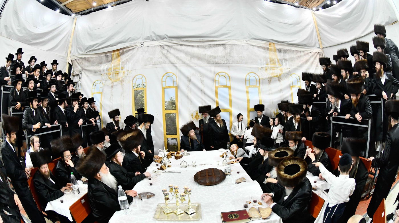 האדמו"ר משומרי אמונים בטיש חוה"מ סוכות 