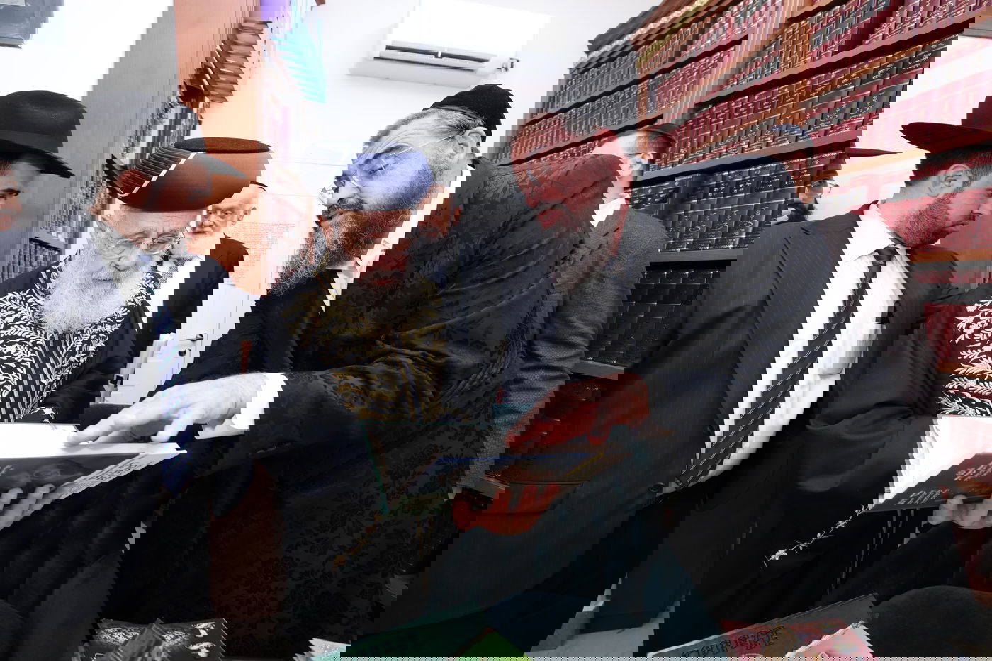 הרב יצחק יוסף מברך לקראת המעמד את הרב שמואל הלפרין מייסד היוזמה