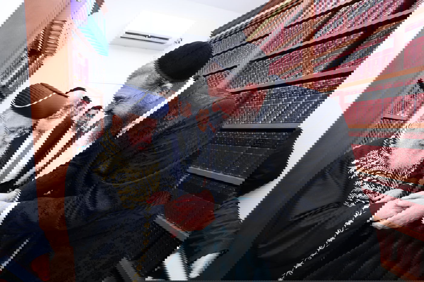 הרב יצחק יוסף מברך לקראת המעמד את הרב שמואל הלפרין מייסד היוזמה