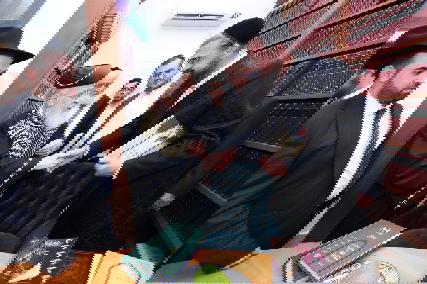 הרב יצחק יוסף מברך לקראת המעמד את הרב שמואל הלפרין מייסד היוזמה