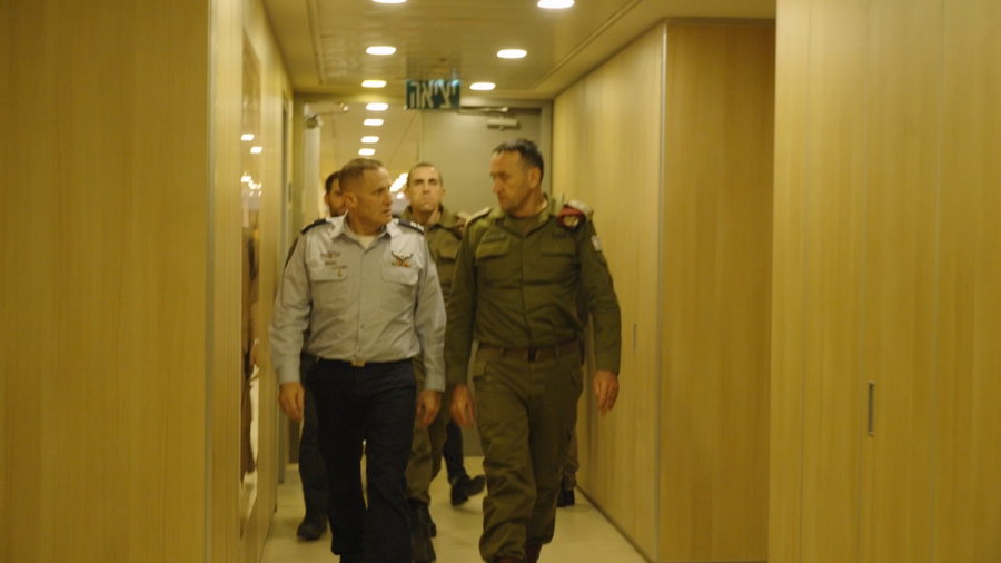 הרמטכ״ל ומפקד חיל האוויר מבור חיל האוויר בזמן התקיפה