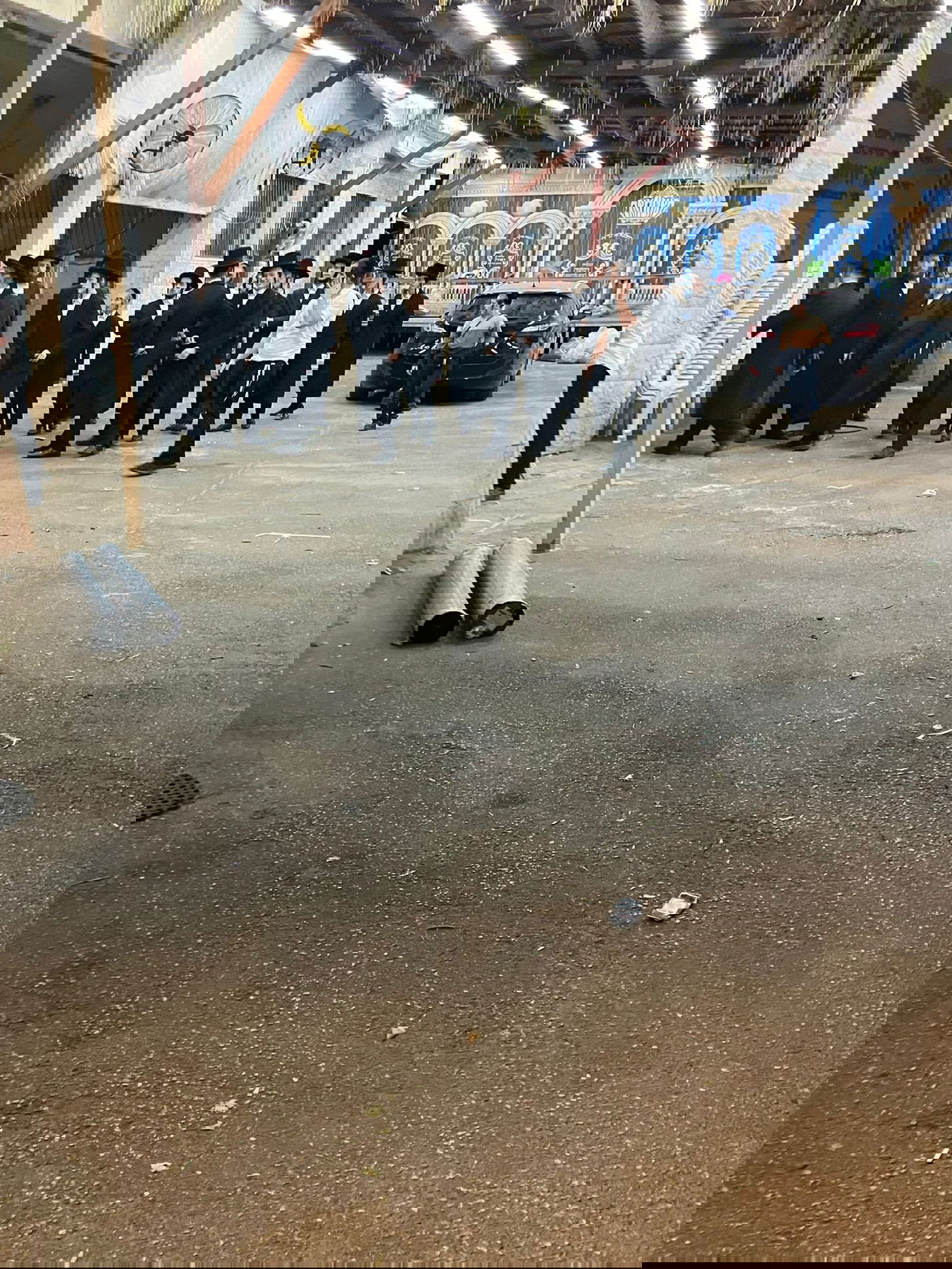 ראש הישיבה בודק כשרות סוכת החסידות לפני החג