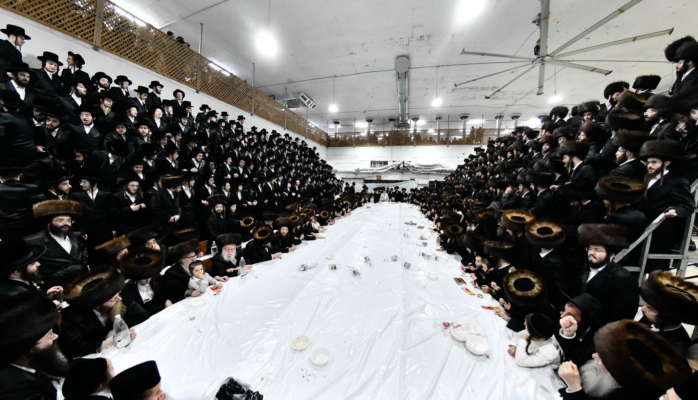 מוצאי שמחת תורה בחצה"ק מכנובקא בעלזא