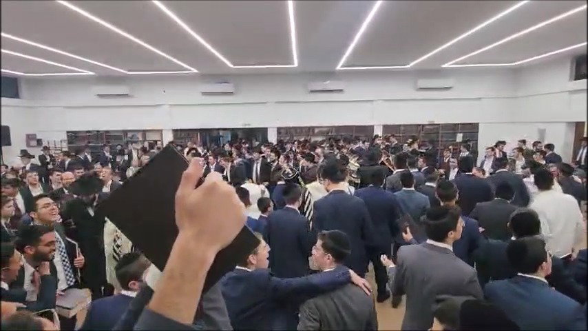 תיעוד מהשמחה בישיבת לנדא